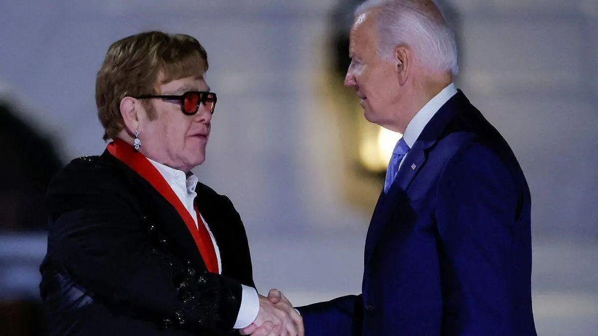 Celebra Biden a Elton John en la Casa Blanca y recibe Medalla Nacional de Humanidades